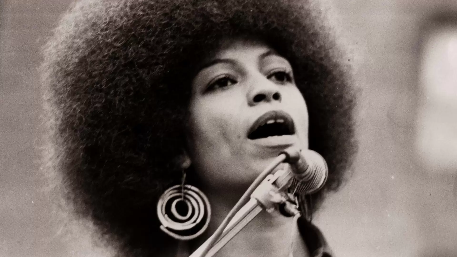 دانلود فیلم Free Angela and All Political Prisoners 2012